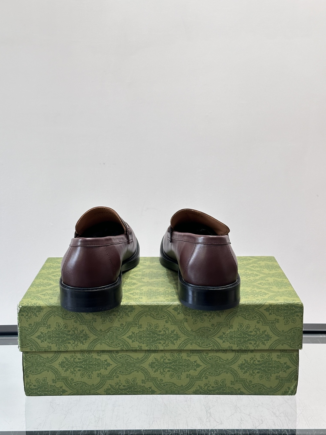 Gucci男士乐福鞋👞采用羊反绒，柔软舒适，英伦复古风满满。鞋面装饰+红绿织带，细节超精致，辨识度高💚。