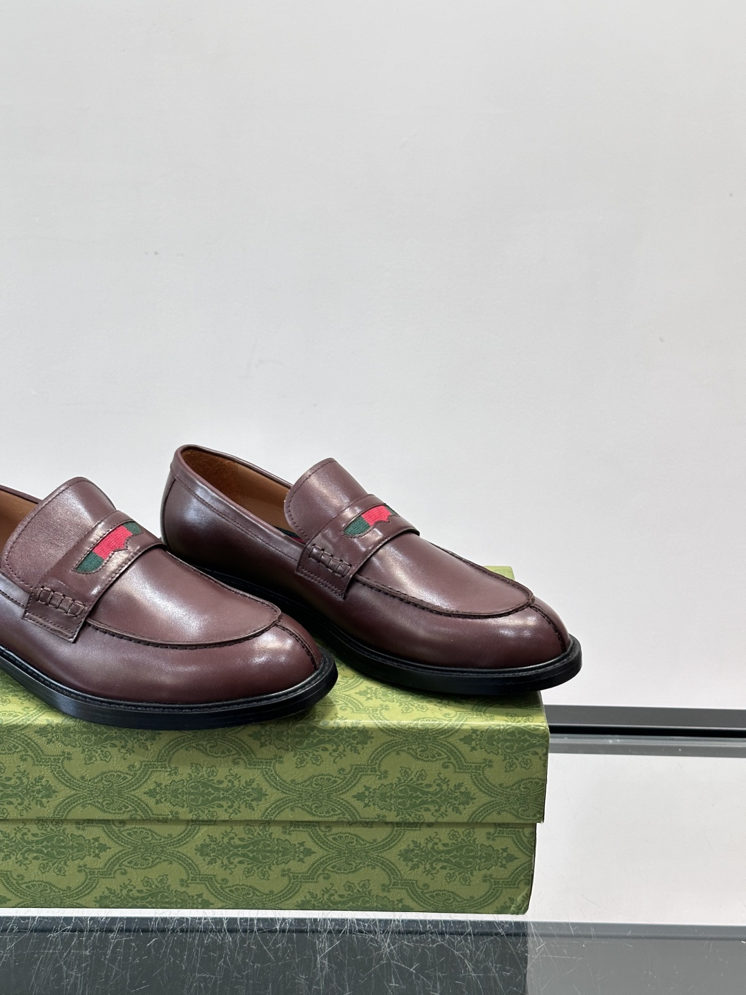 Gucci男士乐福鞋👞采用羊反绒，柔软舒适，英伦复古风满满。鞋面装饰+红绿织带，细节超精致，辨识度高💚。