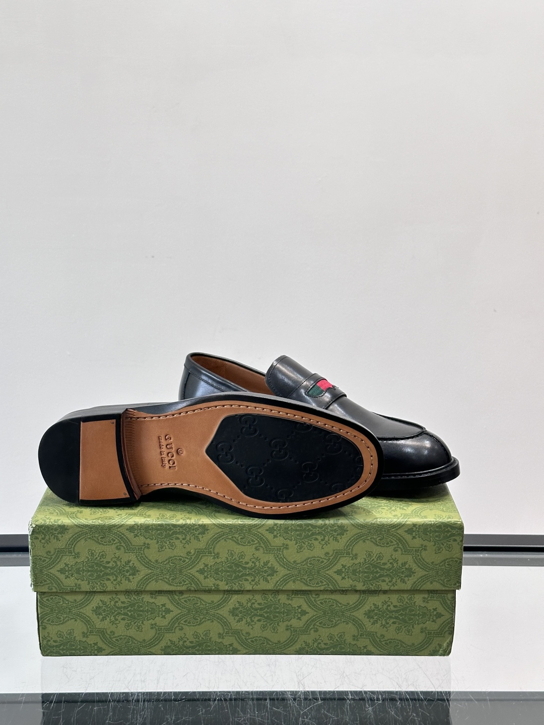 Gucci男士乐福鞋👞采用羊反绒，柔软舒适，英伦复古风满满。鞋面装饰+红绿织带，细节超精致，辨识度高💚。