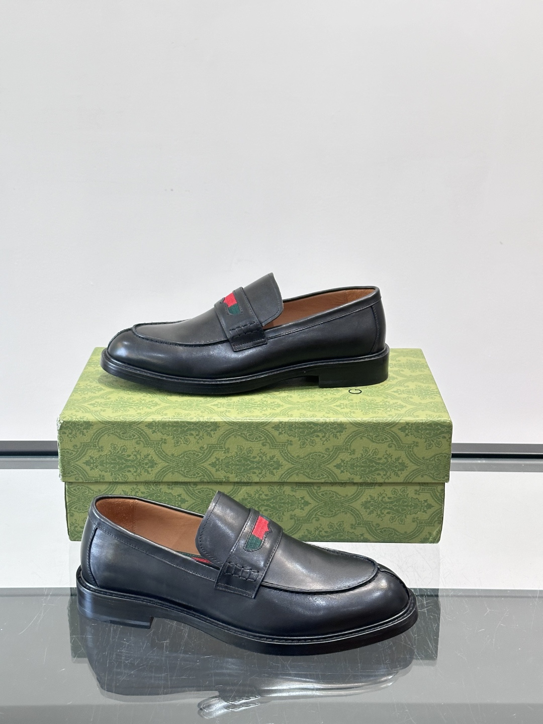 Gucci男士乐福鞋👞采用羊反绒，柔软舒适，英伦复古风满满。鞋面装饰+红绿织带，细节超精致，辨识度高💚。