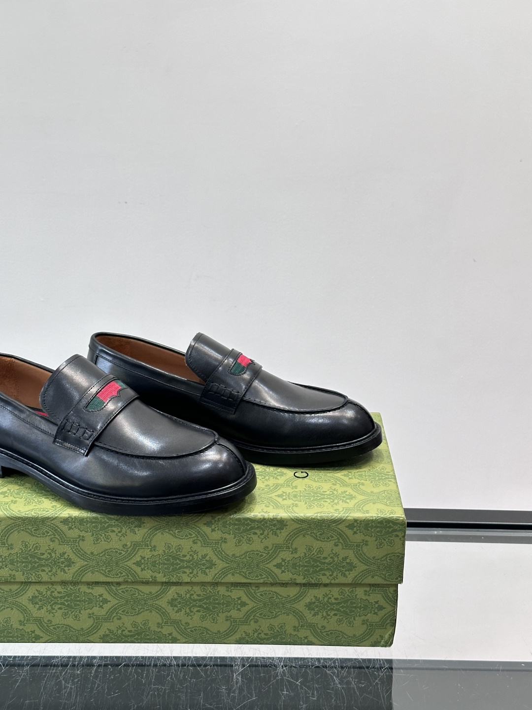 Gucci男士乐福鞋👞采用羊反绒，柔软舒适，英伦复古风满满。鞋面装饰+红绿织带，细节超精致，辨识度高💚。