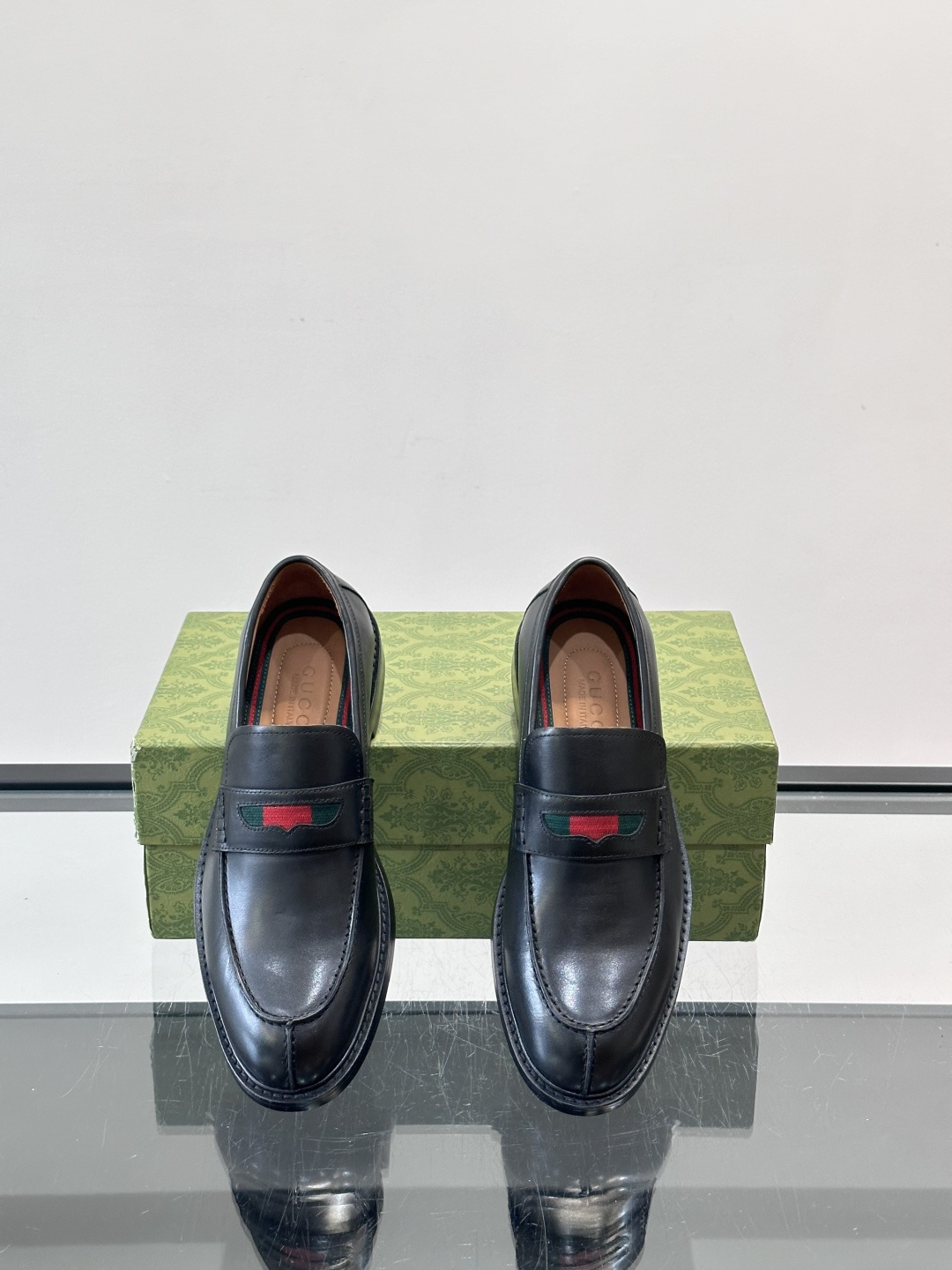 Gucci男士乐福鞋👞采用羊反绒，柔软舒适，英伦复古风满满。鞋面装饰+红绿织带，细节超精致，辨识度高💚。