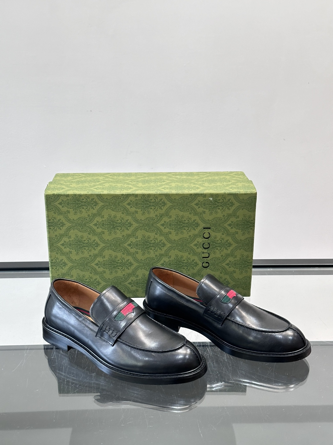 Gucci男士乐福鞋👞采用羊反绒，柔软舒适，英伦复古风满满。鞋面装饰+红绿织带，细节超精致，辨识度高💚。