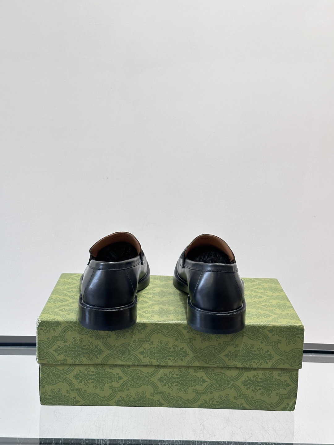 Gucci男士乐福鞋👞采用羊反绒，柔软舒适，英伦复古风满满。鞋面装饰+红绿织带，细节超精致，辨识度高💚。