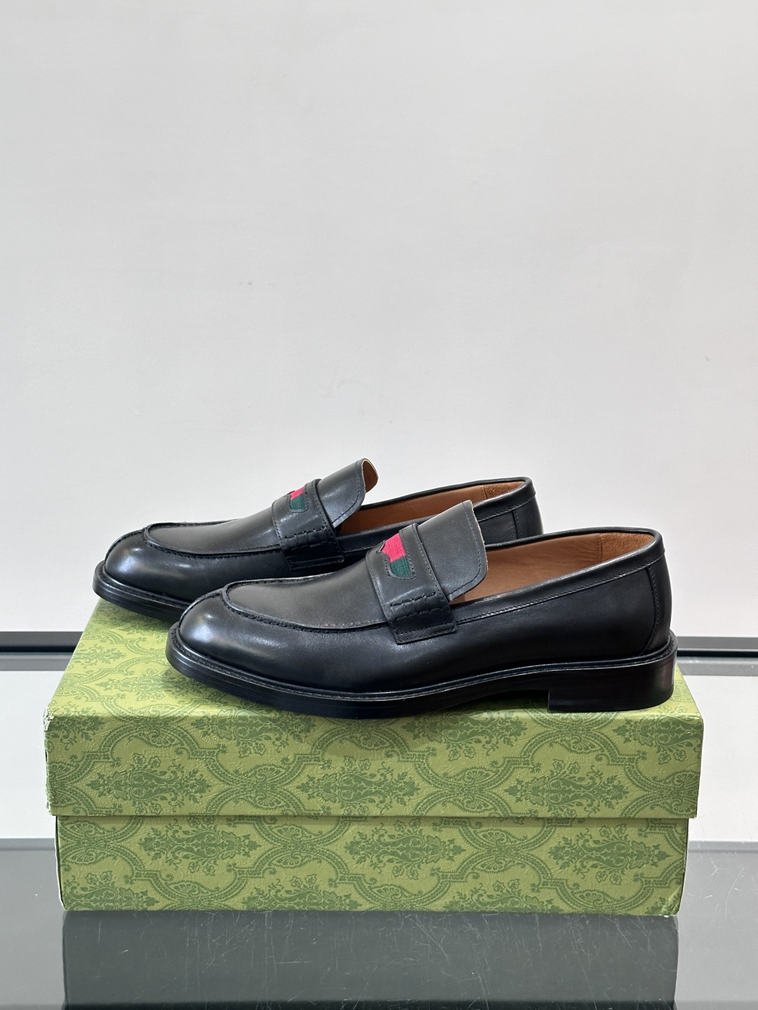 Gucci男士乐福鞋👞采用羊反绒，柔软舒适，英伦复古风满满。鞋面装饰+红绿织带，细节超精致，辨识度高💚。