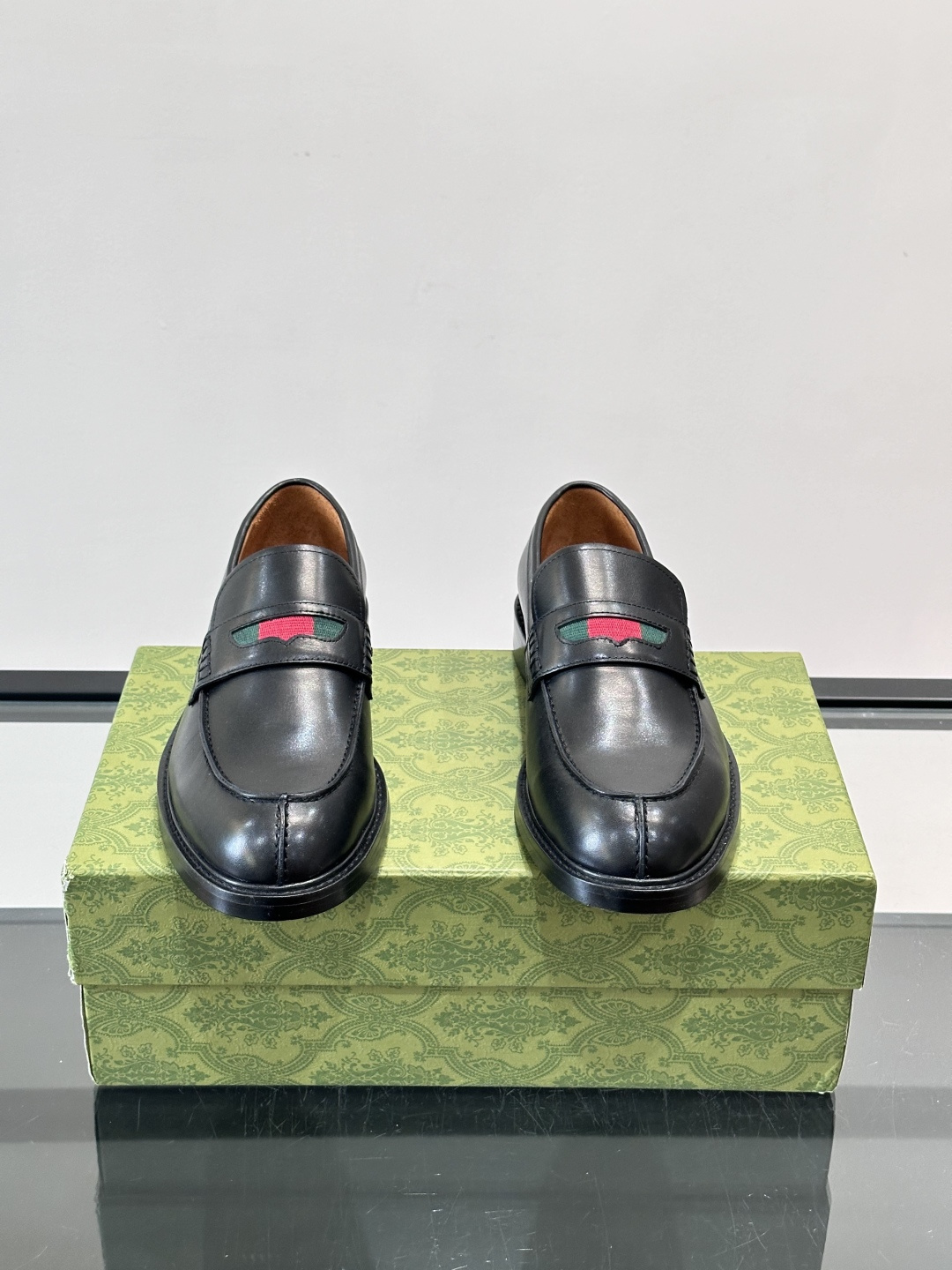 Gucci男士乐福鞋👞采用羊反绒，柔软舒适，英伦复古风满满。鞋面装饰+红绿织带，细节超精致，辨识度高💚。