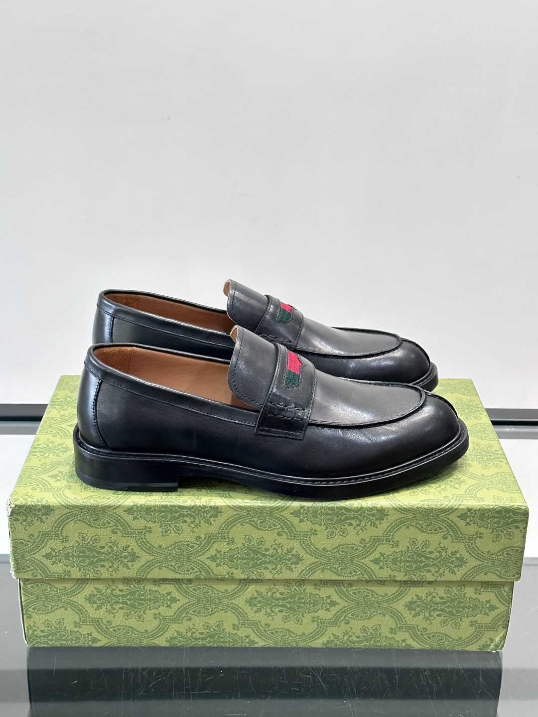 Gucci男士乐福鞋👞采用羊反绒，柔软舒适，英伦复古风满满。鞋面装饰+红绿织带，细节超精致，辨识度高💚。