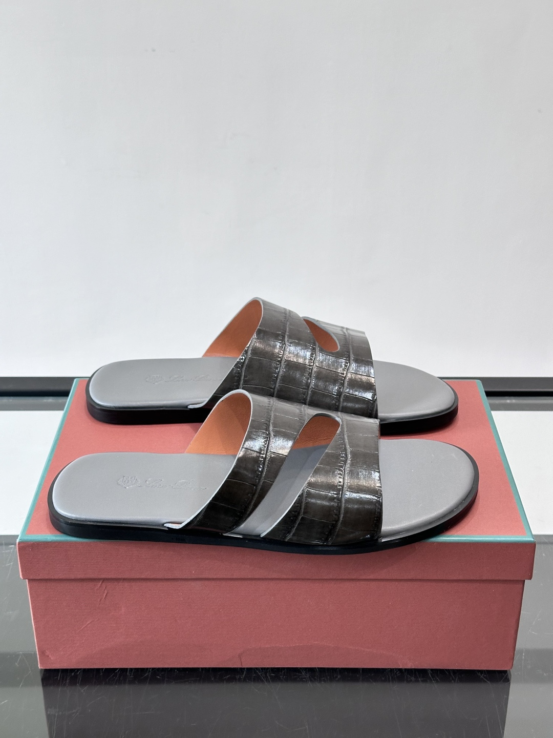 NO:833170,Loro Piana men's patent leather sandals, crocodile pattern + genuine leather soles, contrasting colors are super eye-catching!  The upper is made of high-gloss patent leather, with perfect texture and leather lining, which is comfortable and fashionable. The flat-soled design is super convenient for daily wear, simple and elegant, and looks great with casual pants in summer, easily improving your look!  ,size39-44 (38.45.46 customized),,loro piana19860909Loro Piana男士漆皮凉拖,鳄鱼纹+真皮鞋底,撞色超吸睛！鞋面是高光泽漆皮,质感满分,皮革内衬,舒适又时髦.平底设计,日常穿超方便,简约大方,夏天搭休闲裤都很出彩,轻松提升造型感！ ,size39-44（38.45.46定制）,,loro piana,Men's shoes