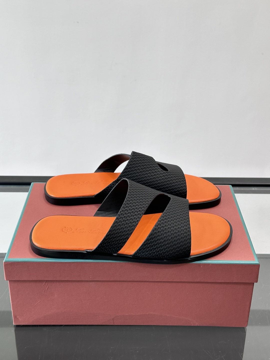 NO:833179,Loro Piana men's sandals, woven upper + color-blocked sole, simple and high-quality! The upper is soft and breathable, super comfortable to wear in summer, and the sole is light and wear-resistant, suitable for daily use or vacation. The packaging is the brand's classic red box, which is low-key and luxurious, and it is tasteful for gifts and personal use. Loro Piana is famous for its high quality and comfort. This sandal continues the brand's consistent exquisite style and is a versatile artifact for summer wear! ,size39-44 (38.45.46 customized),,loro piana,slippers19860909Loro Piana男士凉拖鞋,编织鞋面+拼色鞋底,简约又有质感！鞋面柔软透气,夏天穿超舒服,鞋底轻便耐磨,日常或度假都OK.包装是品牌经典红盒,低调奢华,送礼自用都很有品味.Loro Piana以高品质和舒适著称,这款凉拖延续了品牌一贯的精致风格,是夏季穿搭的百搭神器！ ,size39-44（38.45.46定制）,,loro piana,slippers,Men's shoes