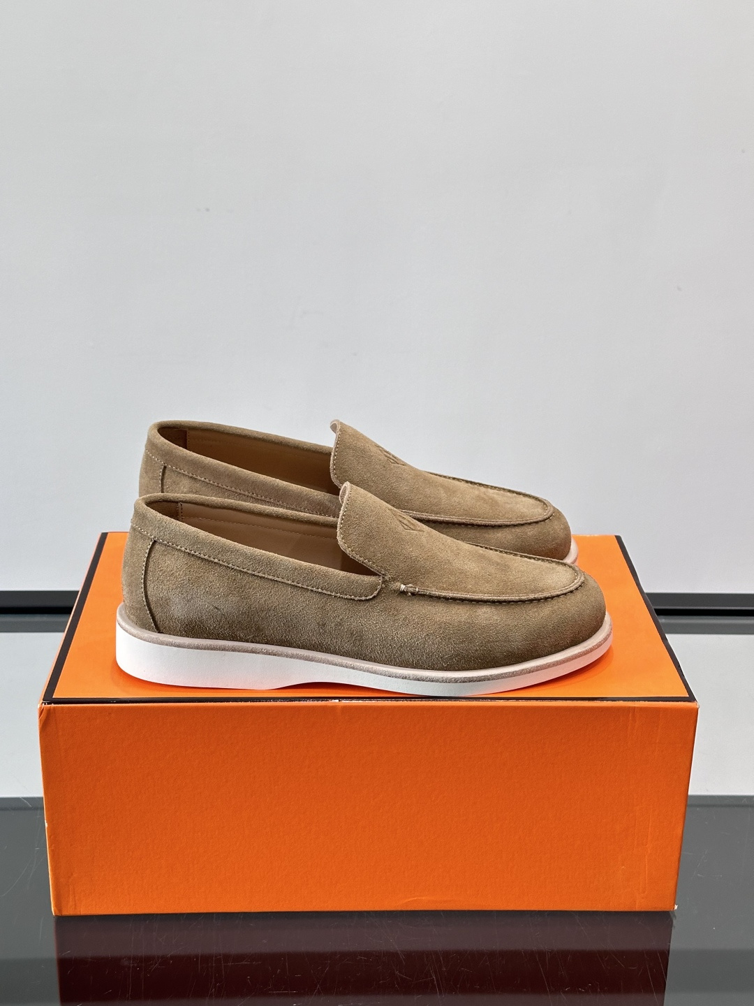 NO:832343,H Hermès Loaf leather shoes are made of first-layer cowhide, which is soft and breathable. The upper has a perfect lychee texture. The soft sole design is comfortable to wear and suitable for long walks or commuting. The slip-on style is super convenient and can be easily used for business and leisure. It goes well with trousers or jeans!  The shoe box is orange and simple, with high brand recognition and is suitable for giving as a gift and for personal use. , size 39-45 (customized in size 46), hermes, loafers, jeans, cowhide19860909H爱马仕乐福皮鞋,选用头层牛皮,柔软透气,鞋面荔枝纹理质感满分.软底设计,穿着舒适,适合长时间行走或通勤.一脚蹬款式超方便,商务休闲都能轻松驾驭,搭配西裤或牛仔裤都很OK！鞋盒橙色简约,品牌辨识度高,送礼自用都很合适. ,size39-45（46定制）,,hermes,loafers,jeans,cowhide,Men's shoes