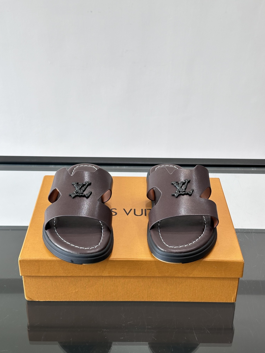 LV Isola凉拖鞋采用牛皮，搭配经典LV金属Logo，简约又有辨识度。鞋底为橡胶材质，白色缝线细节，