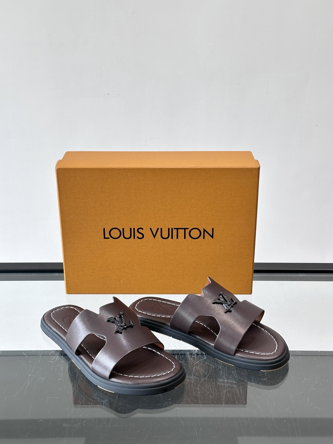 LV Isola凉拖鞋采用牛皮，搭配经典LV金属Logo，简约又有辨识度。鞋底为橡胶材质，白色缝线细节，