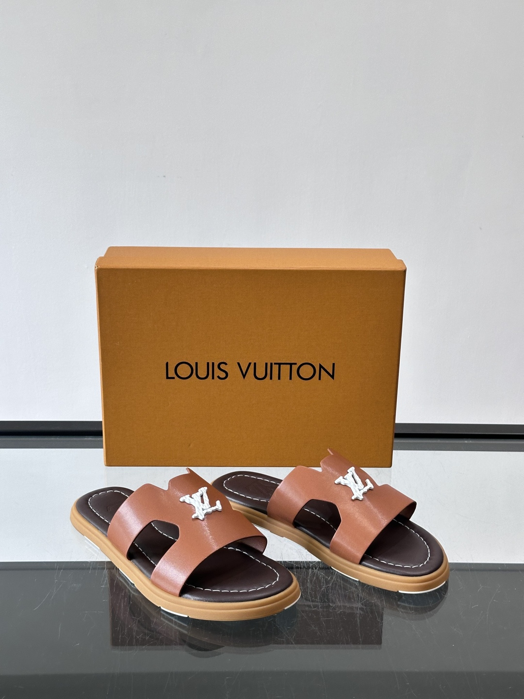 LV Isola凉拖鞋采用牛皮，搭配经典LV金属Logo，简约又有辨识度。鞋底为橡胶材质，白色缝线细节，
