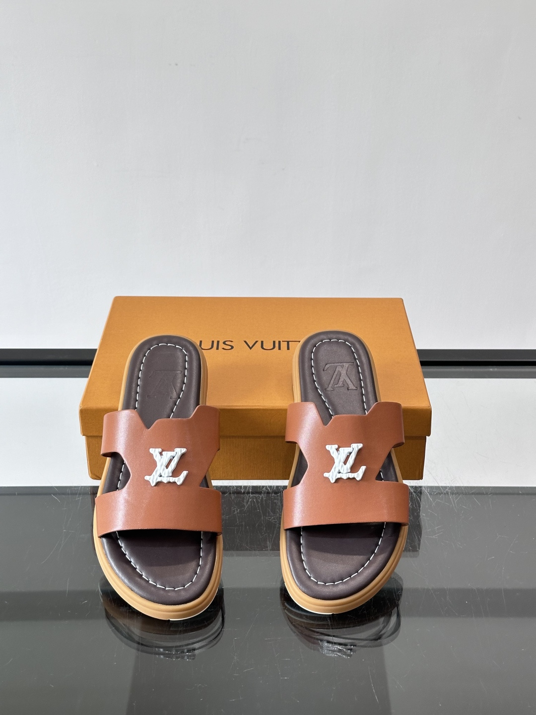 LV Isola凉拖鞋采用牛皮，搭配经典LV金属Logo，简约又有辨识度。鞋底为橡胶材质，白色缝线细节，