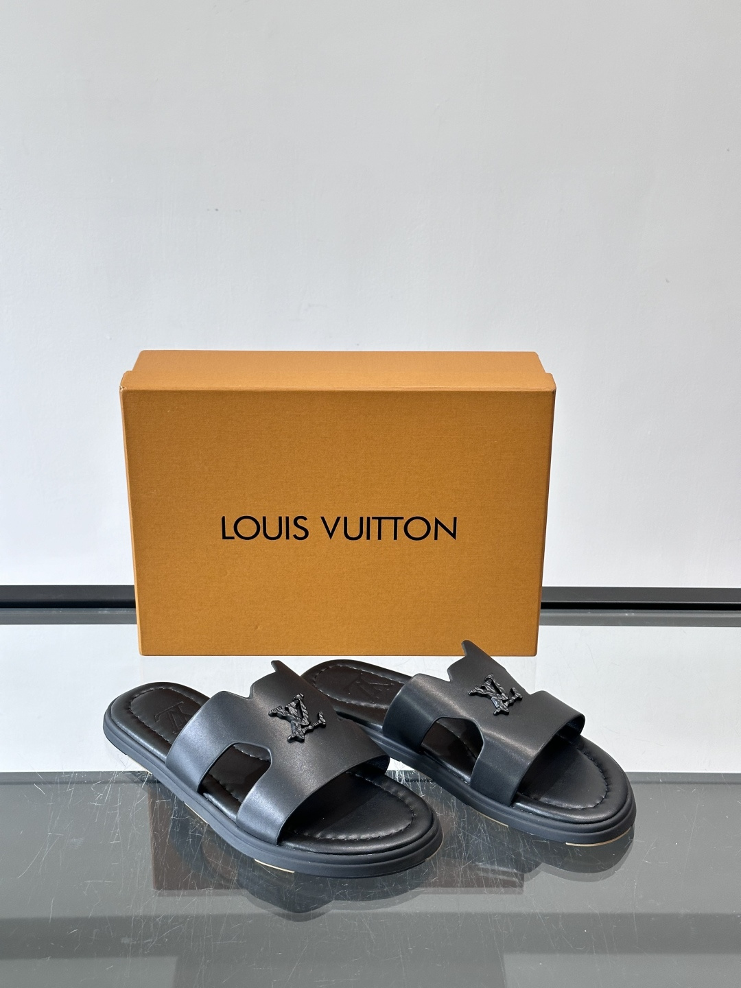 LV Isola凉拖鞋采用牛皮，搭配经典LV金属Logo，简约又有辨识度。鞋底为橡胶材质，白色缝线细节，