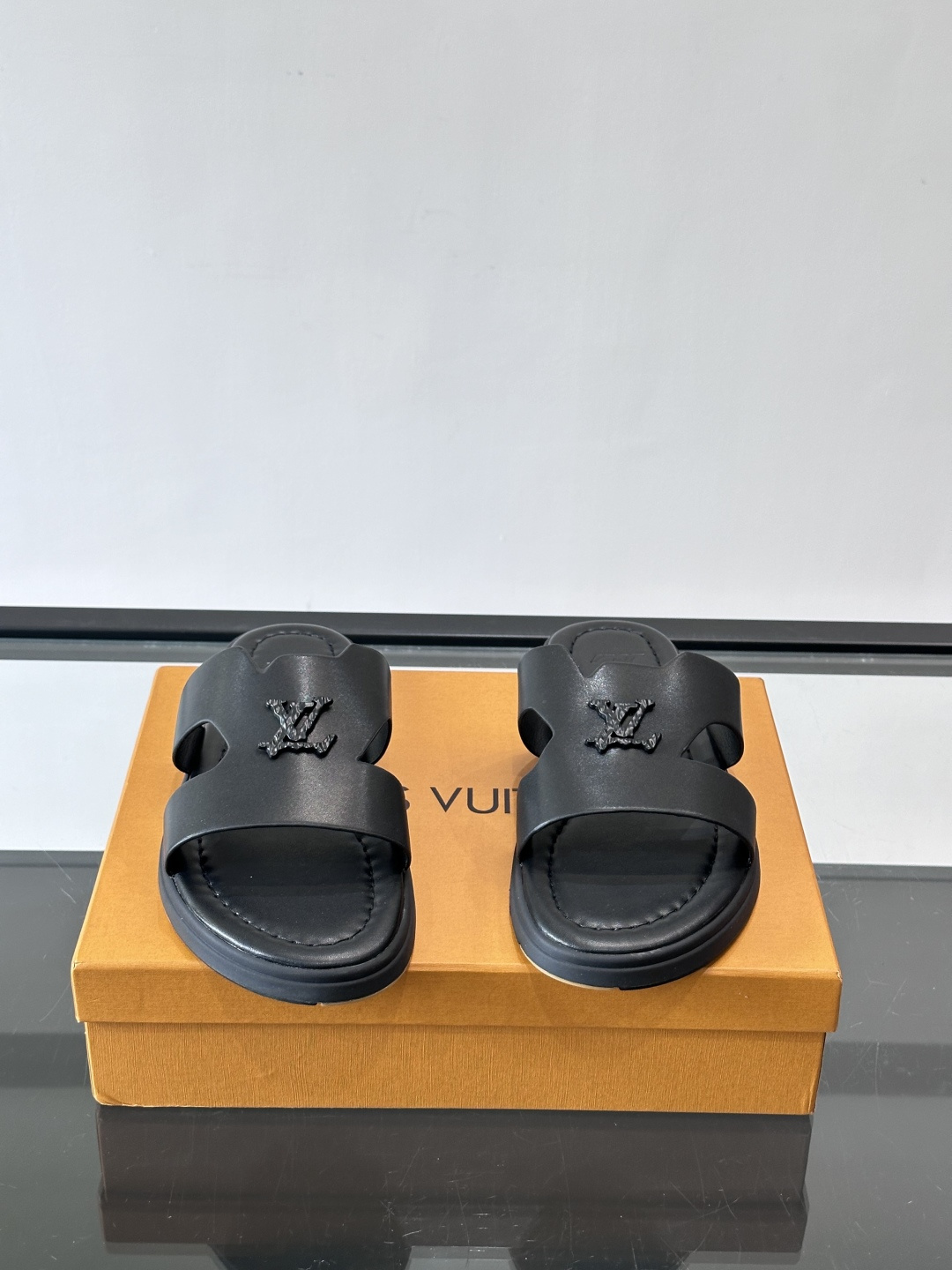 LV Isola凉拖鞋采用牛皮，搭配经典LV金属Logo，简约又有辨识度。鞋底为橡胶材质，白色缝线细节，