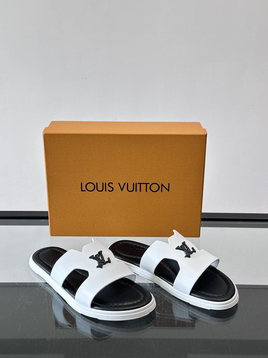 LV Isola凉拖鞋采用牛皮，搭配经典LV金属Logo，简约又有辨识度。鞋底为橡胶材质，白色缝线细节，