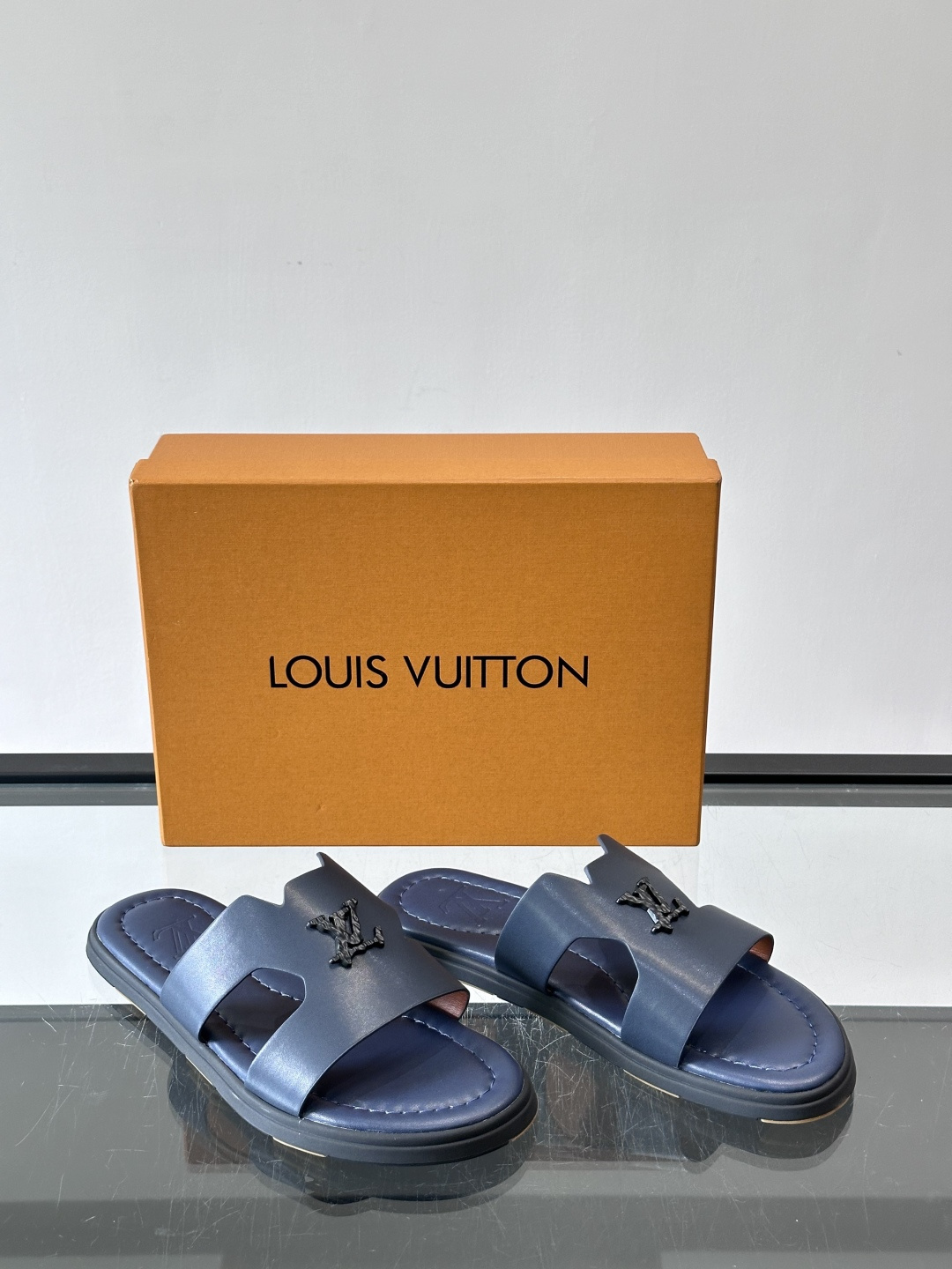 LV Isola凉拖鞋采用牛皮，搭配经典LV金属Logo，简约又有辨识度。鞋底为橡胶材质，白色缝线细节，