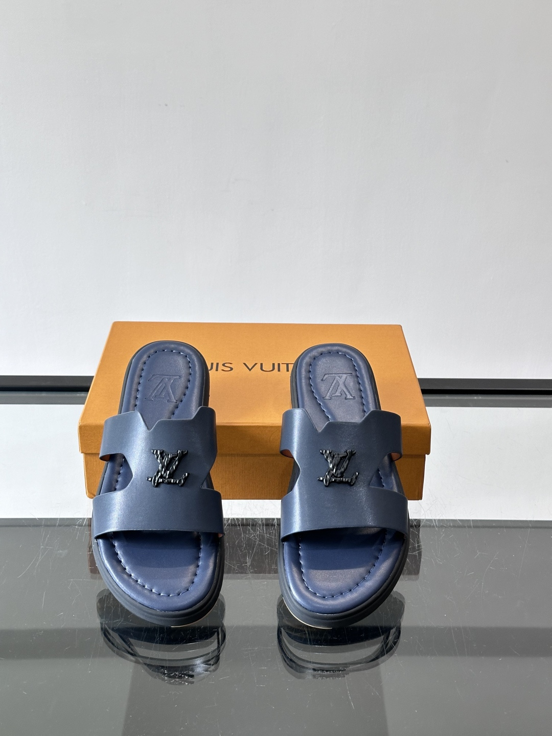 LV Isola凉拖鞋采用牛皮，搭配经典LV金属Logo，简约又有辨识度。鞋底为橡胶材质，白色缝线细节，