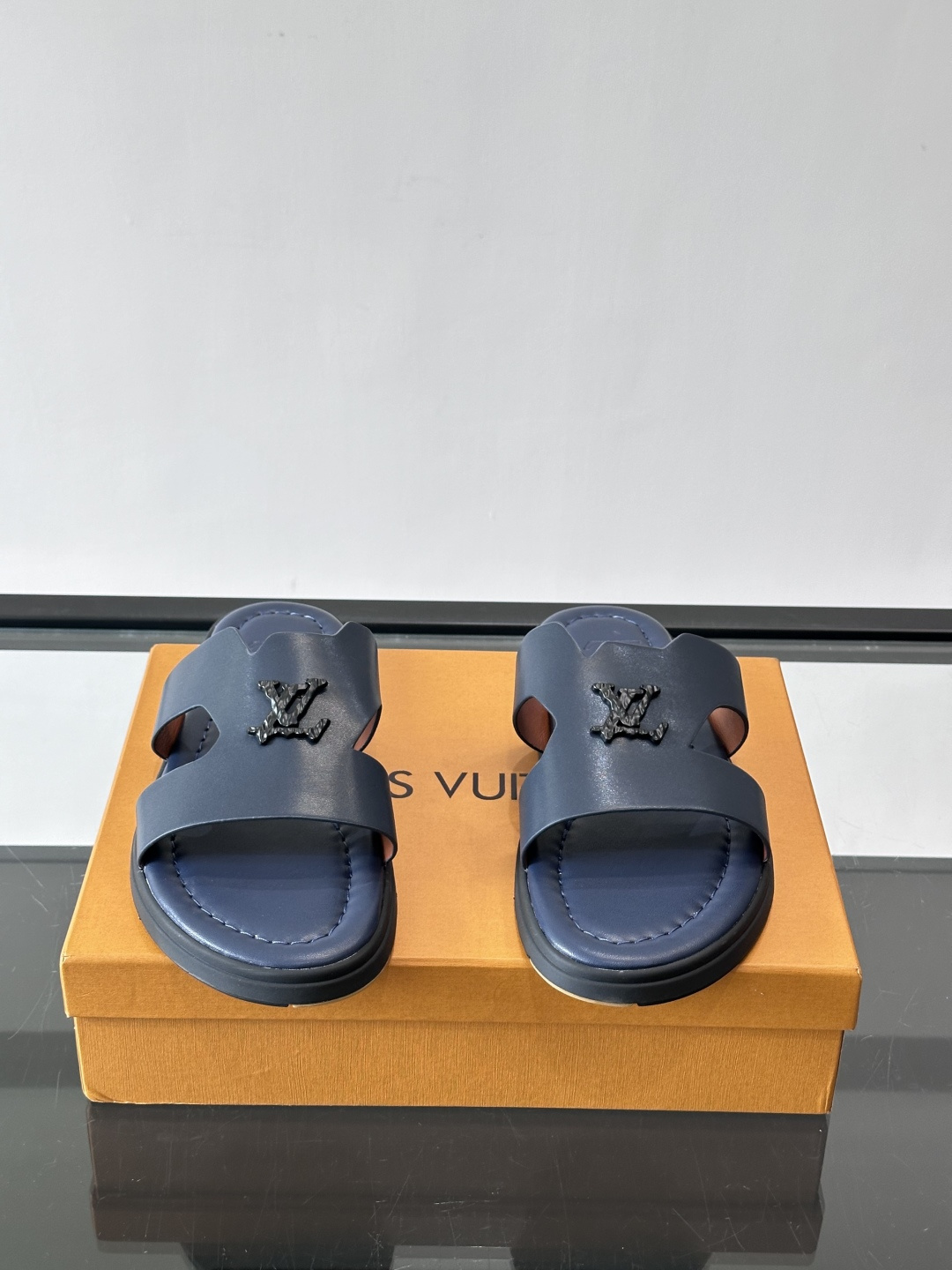 LV Isola凉拖鞋采用牛皮，搭配经典LV金属Logo，简约又有辨识度。鞋底为橡胶材质，白色缝线细节，