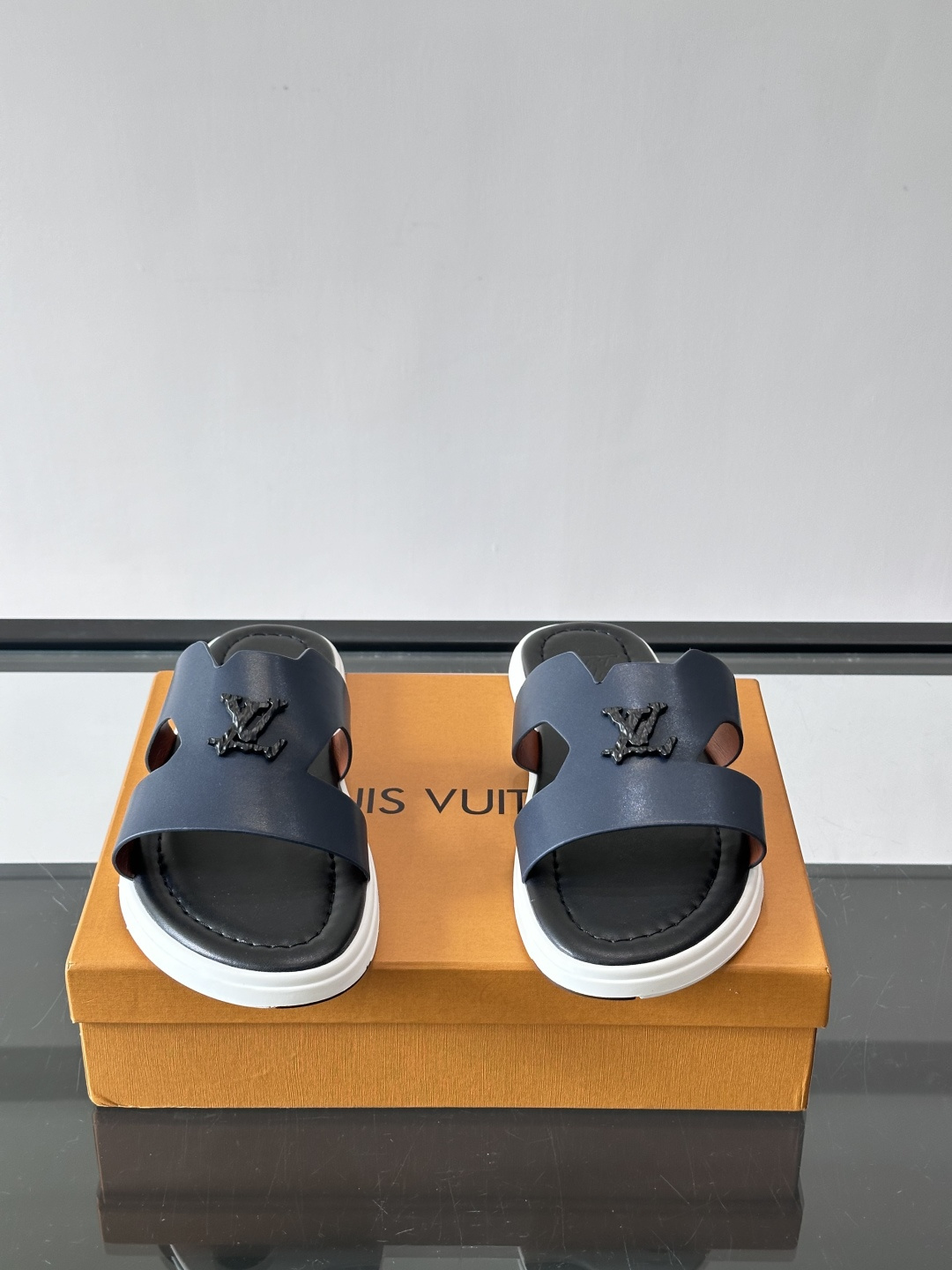 LV Isola凉拖鞋采用牛皮，搭配经典LV金属Logo，简约又有辨识度。鞋底为橡胶材质，白色缝线细节，