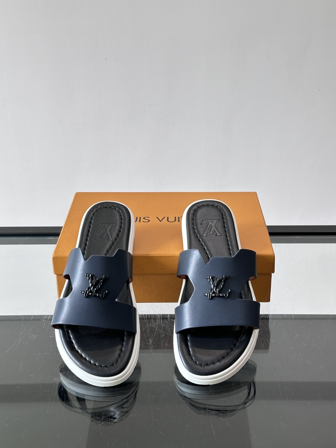 LV Isola凉拖鞋采用牛皮，搭配经典LV金属Logo，简约又有辨识度。鞋底为橡胶材质，白色缝线细节，