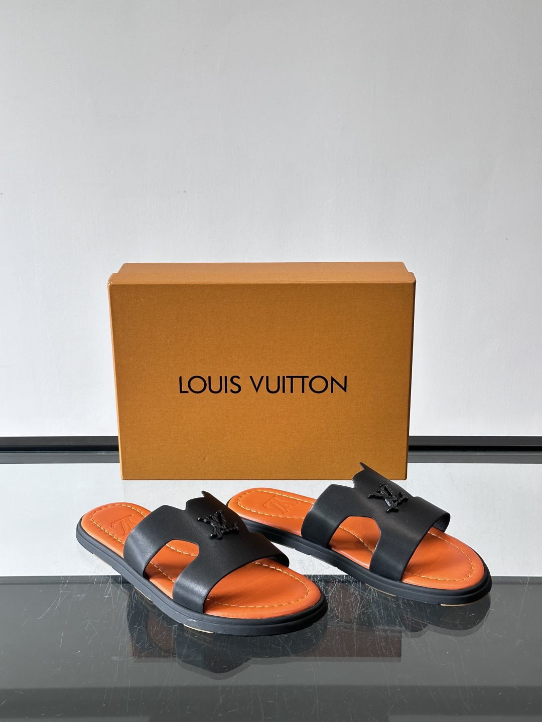 LV Isola凉拖鞋采用牛皮，搭配经典LV金属Logo，简约又有辨识度。鞋底为橡胶材质，白色缝线细节，