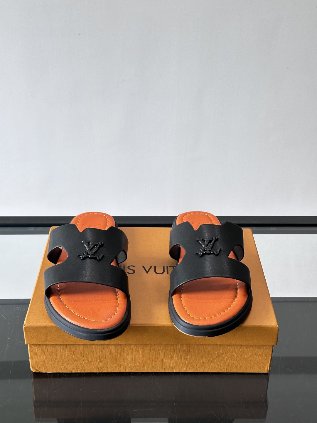 LV Isola凉拖鞋采用牛皮，搭配经典LV金属Logo，简约又有辨识度。鞋底为橡胶材质，白色缝线细节，