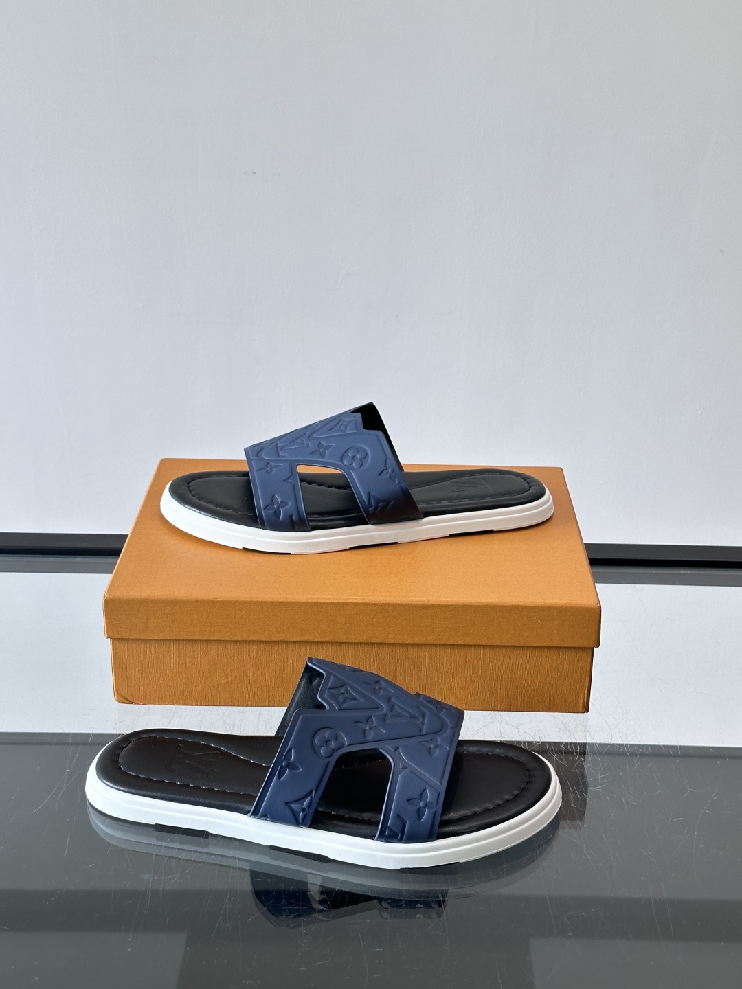 LV Isola拖鞋采用牛皮材料，鞋面和鞋底都印有经典Monogram图案，品牌辨识度超高！简约设计+舒