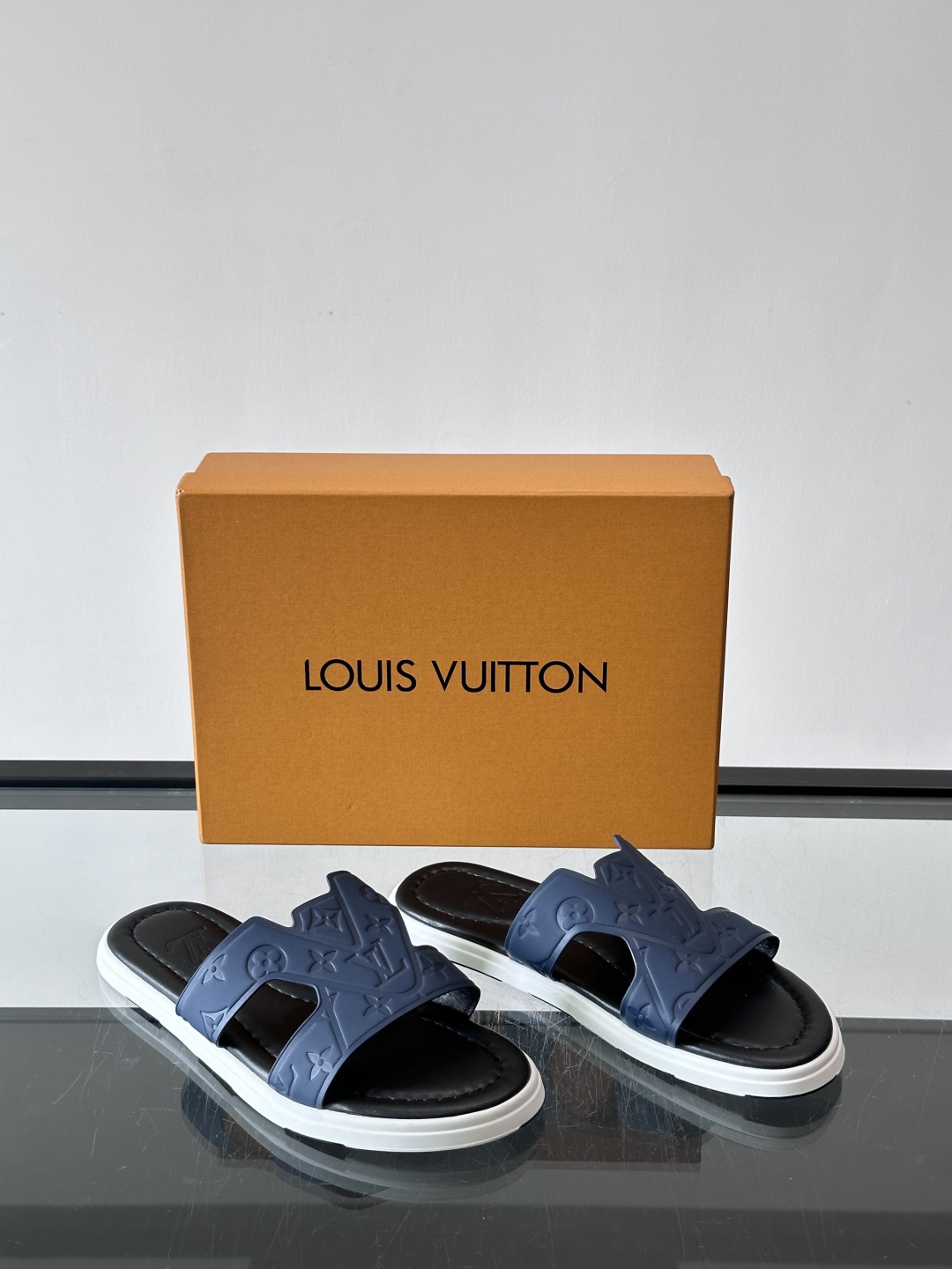 LV Isola拖鞋采用牛皮材料，鞋面和鞋底都印有经典Monogram图案，品牌辨识度超高！简约设计+舒