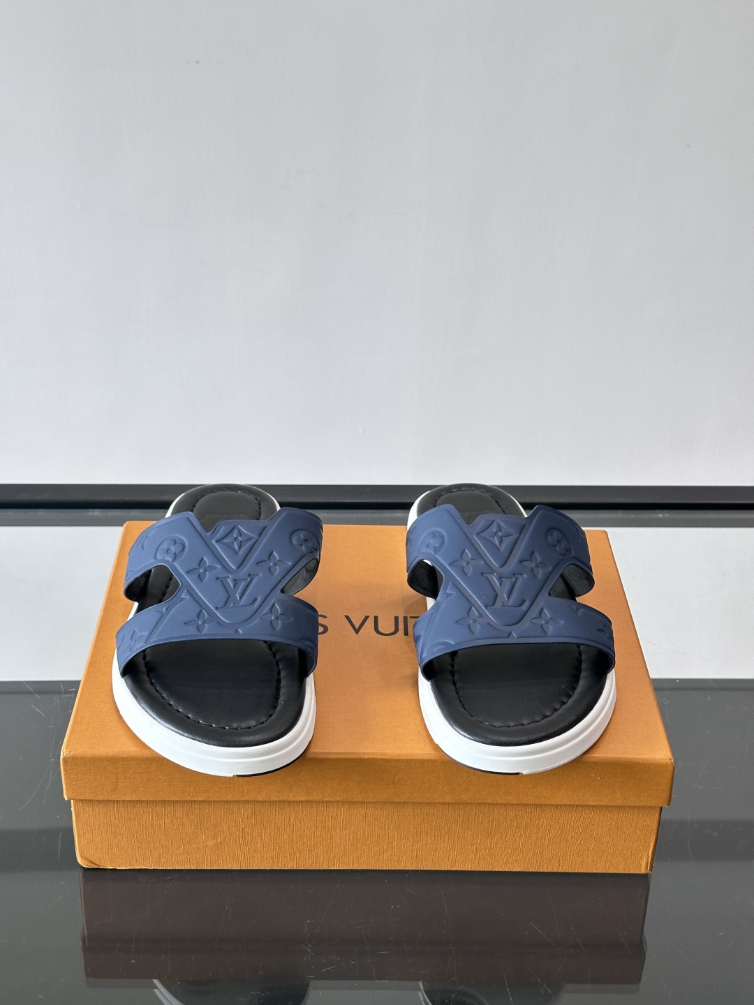 LV Isola拖鞋采用牛皮材料，鞋面和鞋底都印有经典Monogram图案，品牌辨识度超高！简约设计+舒