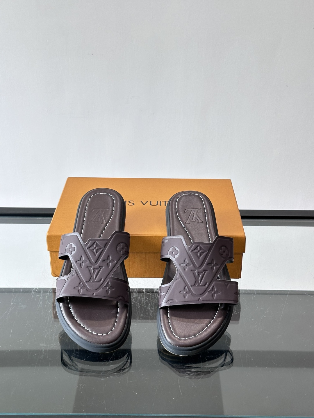 LV Isola拖鞋采用牛皮材料，鞋面和鞋底都印有经典Monogram图案，品牌辨识度超高！简约设计+舒
