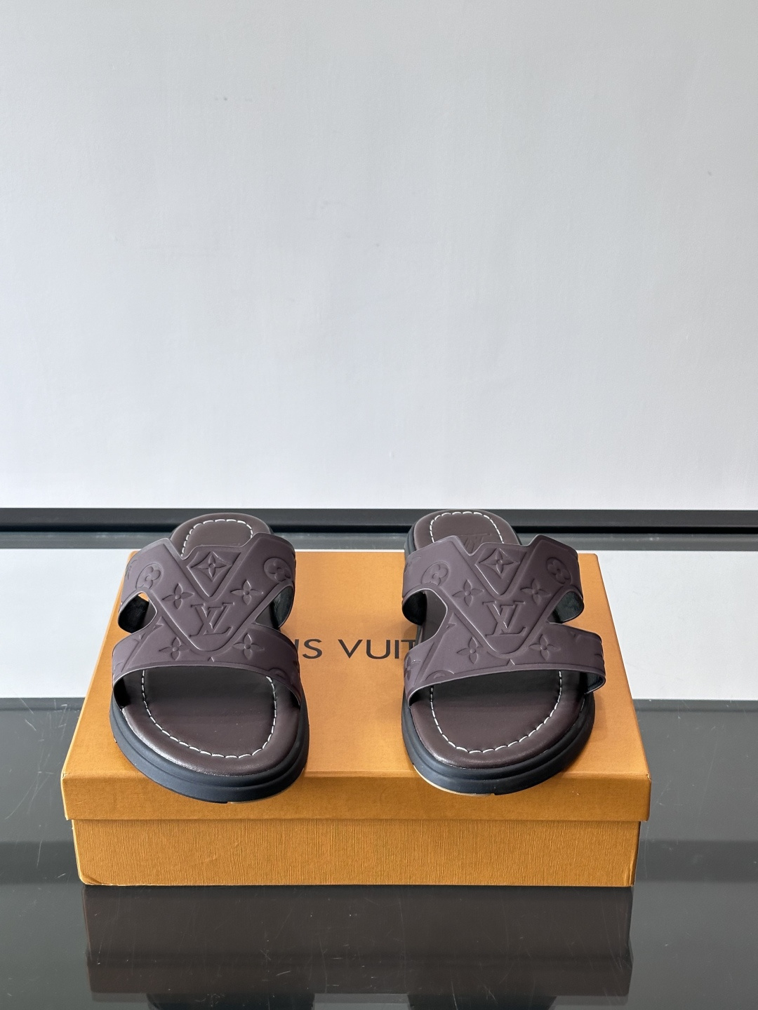 LV Isola拖鞋采用牛皮材料，鞋面和鞋底都印有经典Monogram图案，品牌辨识度超高！简约设计+舒