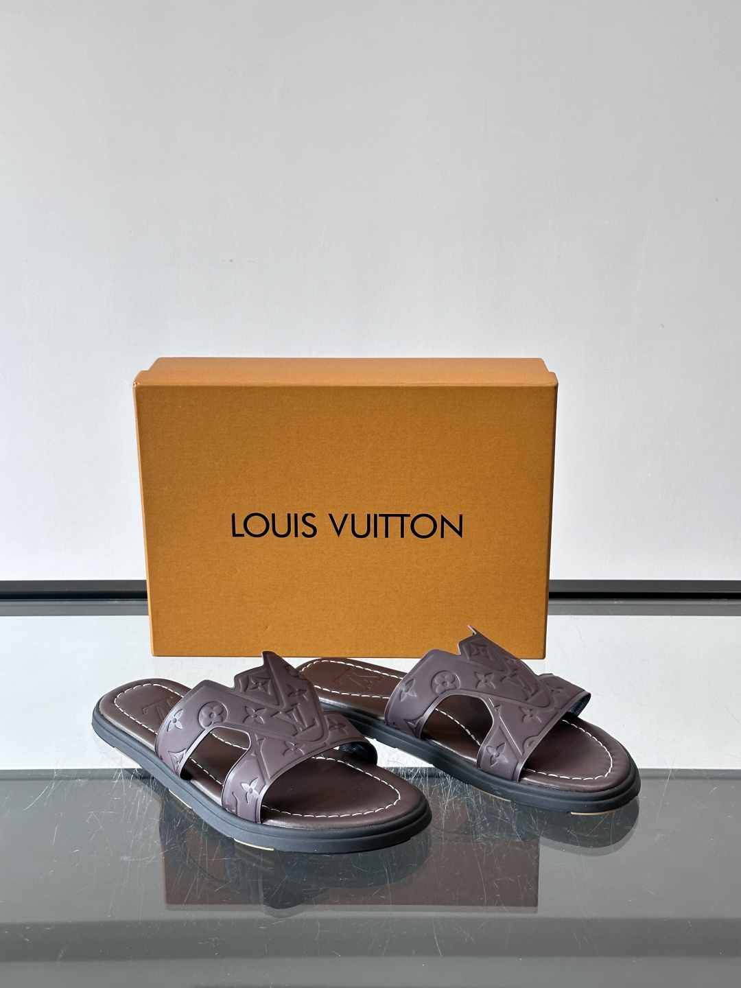 LV Isola拖鞋采用牛皮材料，鞋面和鞋底都印有经典Monogram图案，品牌辨识度超高！简约设计+舒