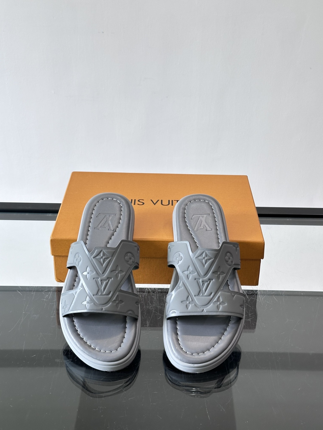 LV Isola拖鞋采用牛皮材料，鞋面和鞋底都印有经典Monogram图案，品牌辨识度超高！简约设计+舒