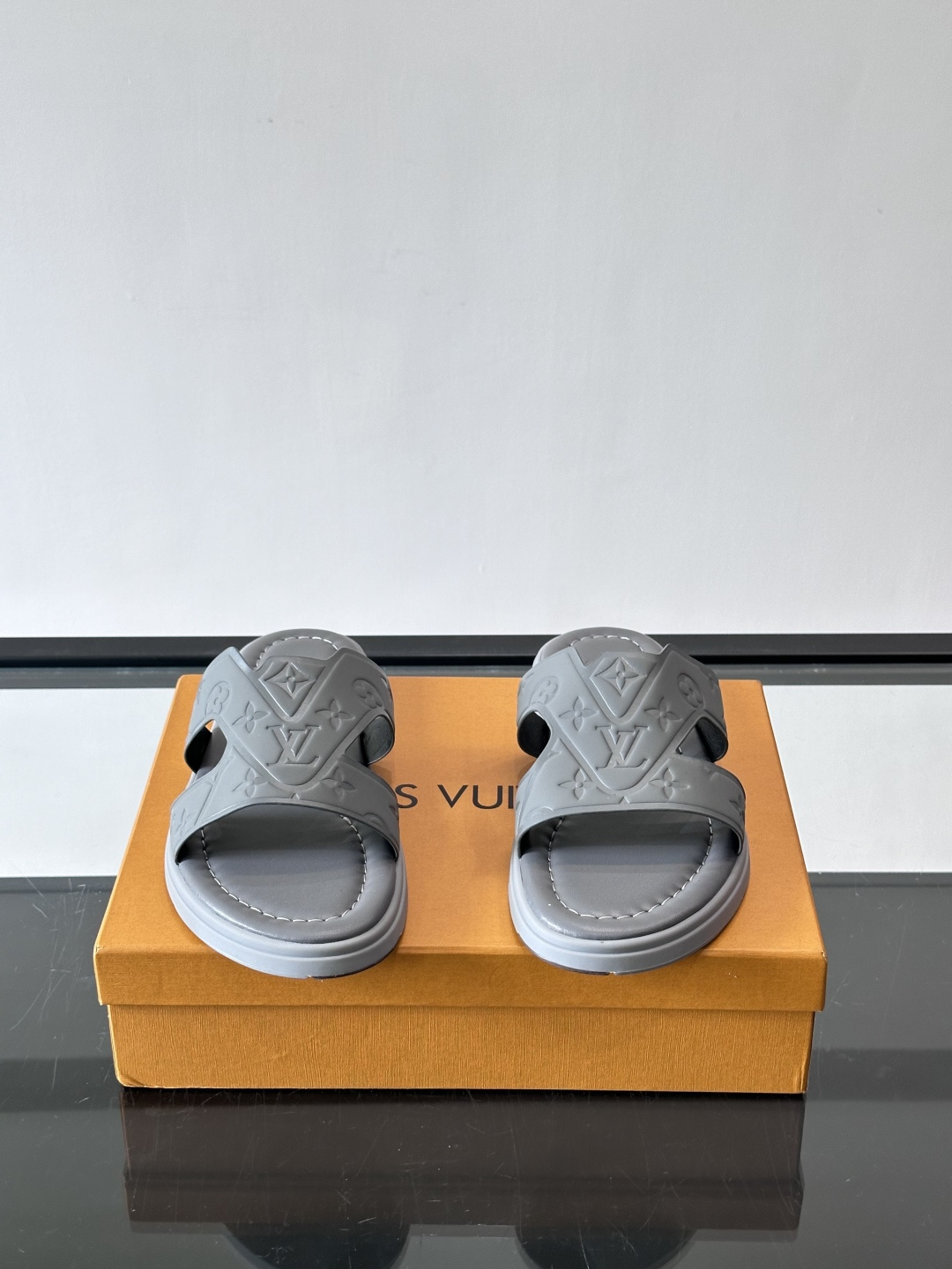 LV Isola拖鞋采用牛皮材料，鞋面和鞋底都印有经典Monogram图案，品牌辨识度超高！简约设计+舒