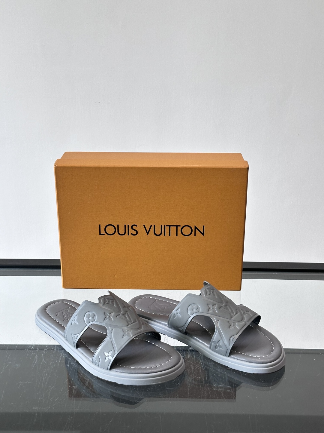 LV Isola拖鞋采用牛皮材料，鞋面和鞋底都印有经典Monogram图案，品牌辨识度超高！简约设计+舒
