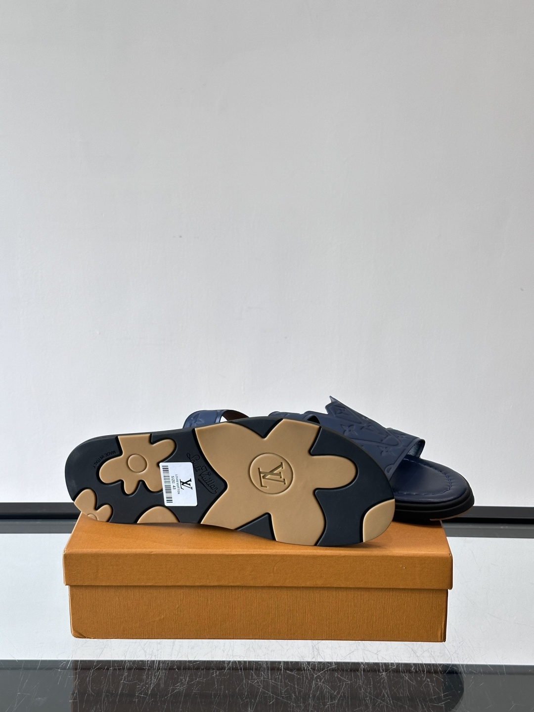 LV Isola拖鞋采用牛皮材料，鞋面和鞋底都印有经典Monogram图案，品牌辨识度超高！简约设计+舒