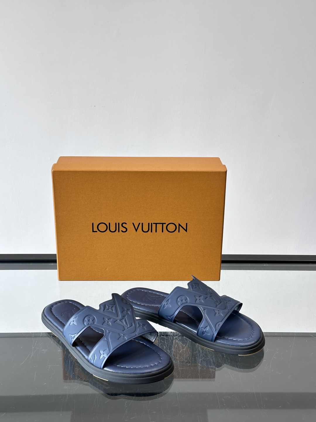 LV Isola拖鞋采用牛皮材料，鞋面和鞋底都印有经典Monogram图案，品牌辨识度超高！简约设计+舒