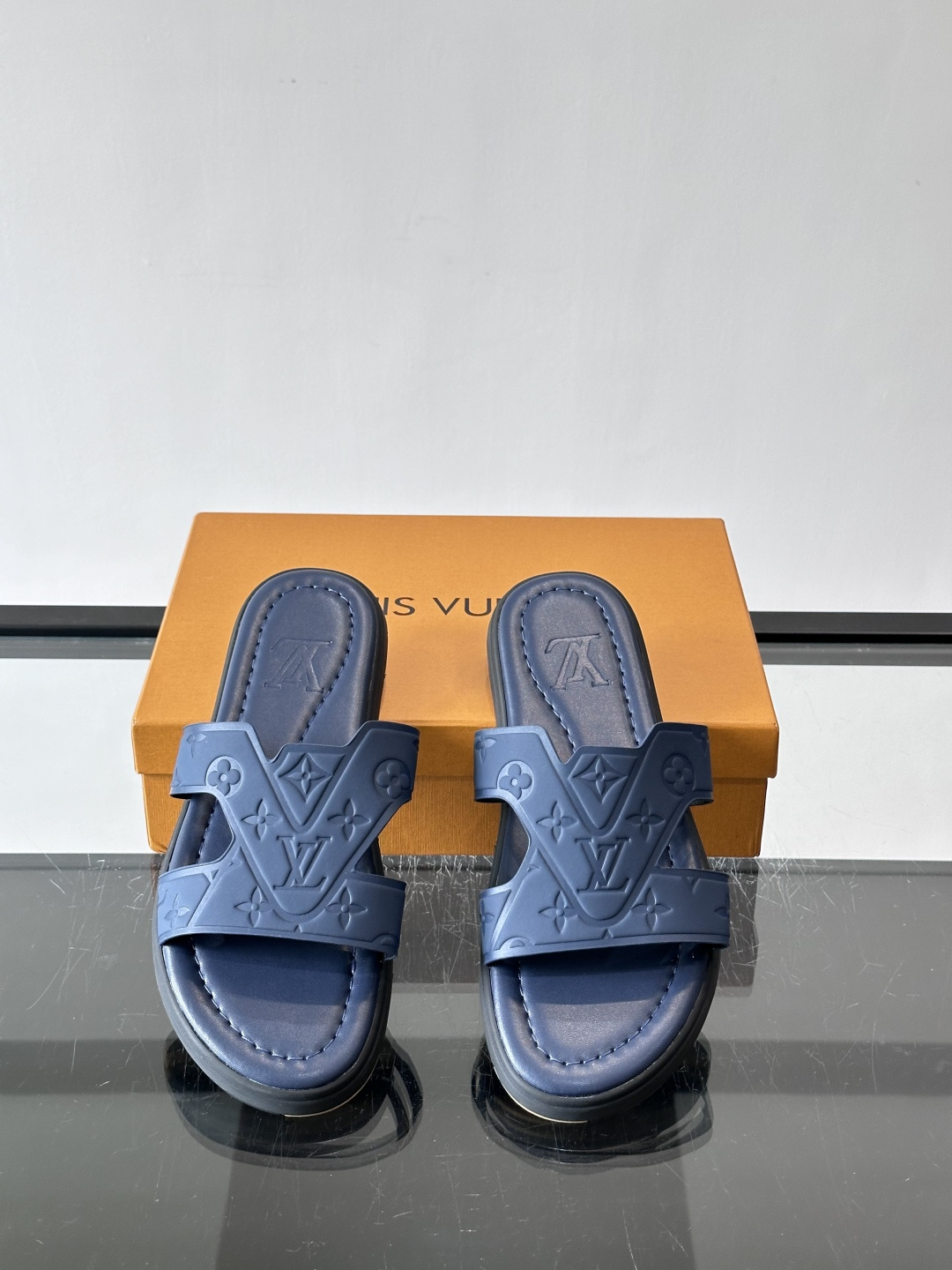 LV Isola拖鞋采用牛皮材料，鞋面和鞋底都印有经典Monogram图案，品牌辨识度超高！简约设计+舒