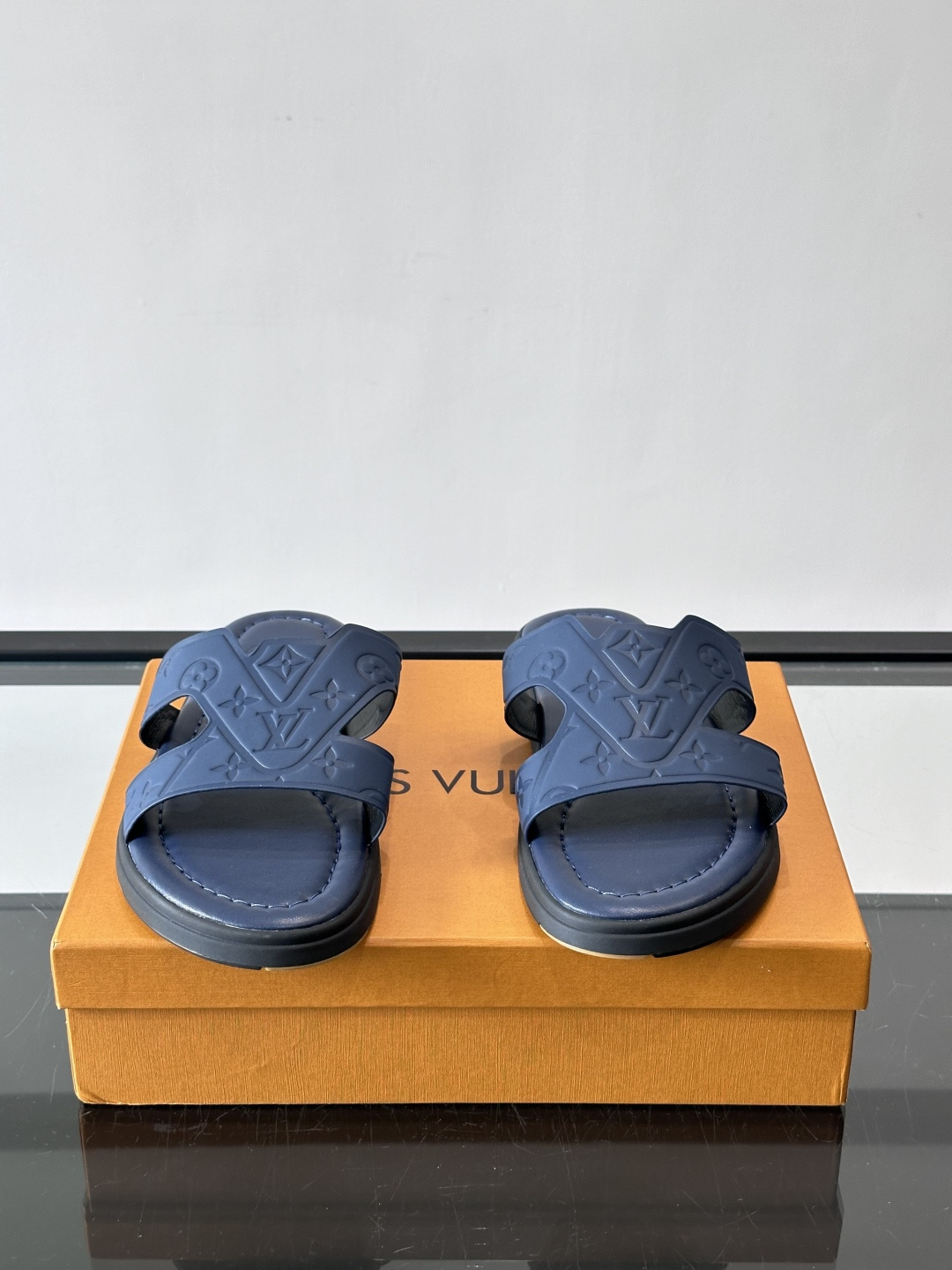LV Isola拖鞋采用牛皮材料，鞋面和鞋底都印有经典Monogram图案，品牌辨识度超高！简约设计+舒