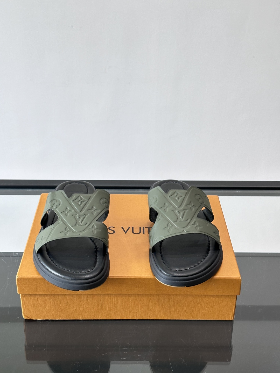LV Isola拖鞋采用牛皮材料，鞋面和鞋底都印有经典Monogram图案，品牌辨识度超高！简约设计+舒