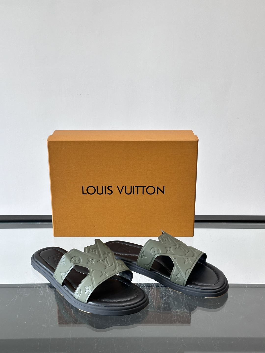 LV Isola拖鞋采用牛皮材料，鞋面和鞋底都印有经典Monogram图案，品牌辨识度超高！简约设计+舒