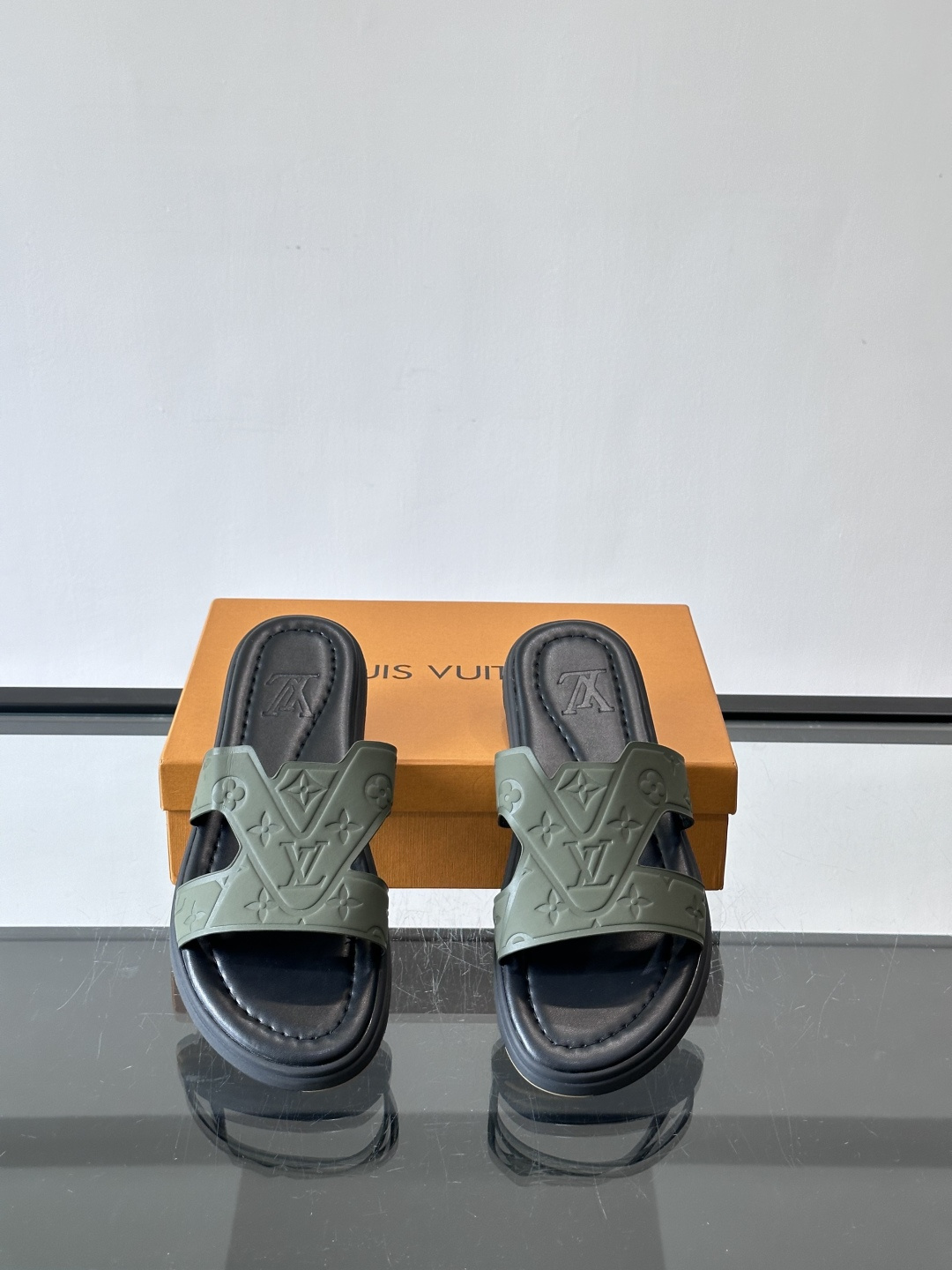 LV Isola拖鞋采用牛皮材料，鞋面和鞋底都印有经典Monogram图案，品牌辨识度超高！简约设计+舒
