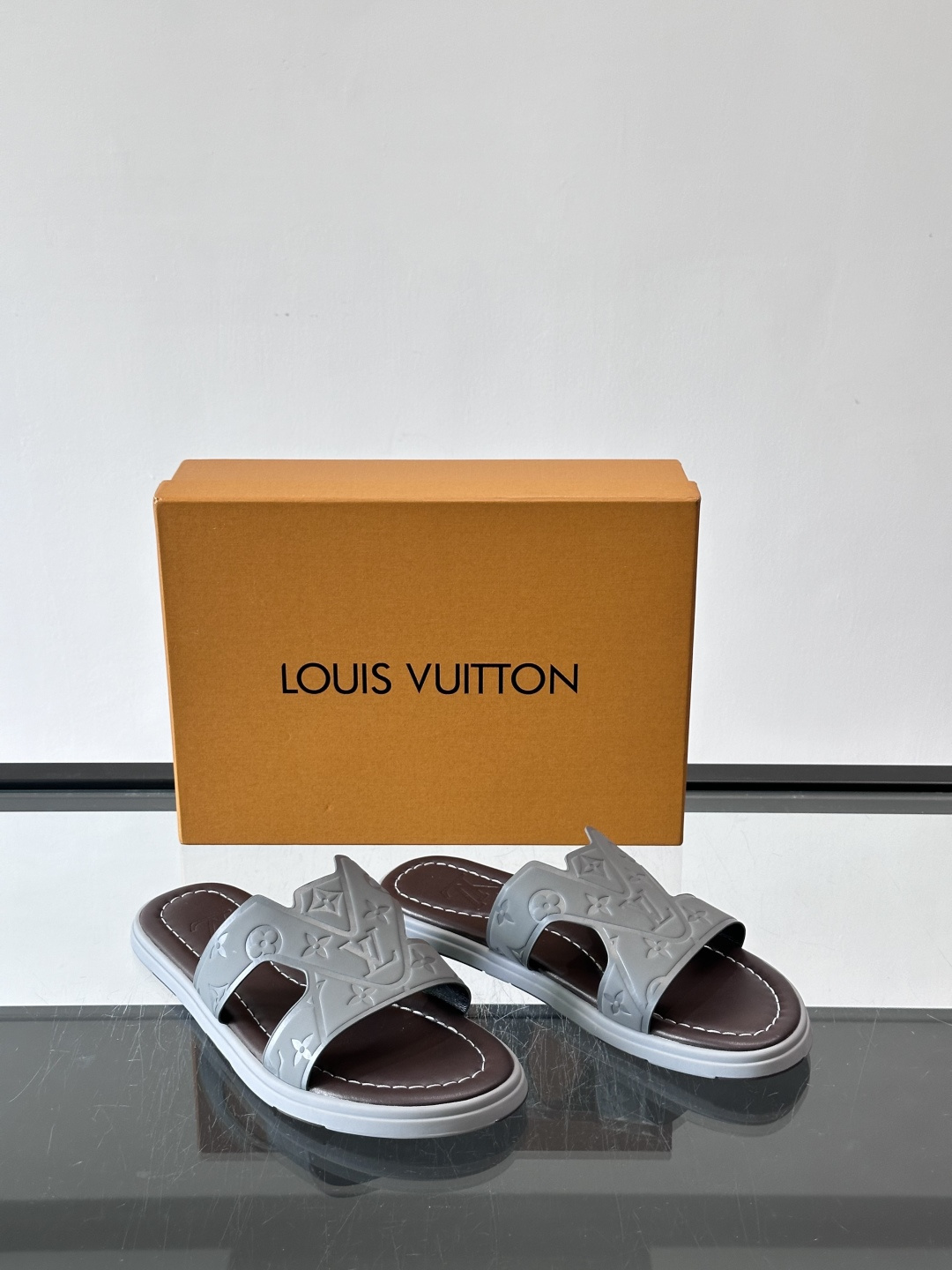 LV Isola拖鞋采用牛皮材料，鞋面和鞋底都印有经典Monogram图案，品牌辨识度超高！简约设计+舒