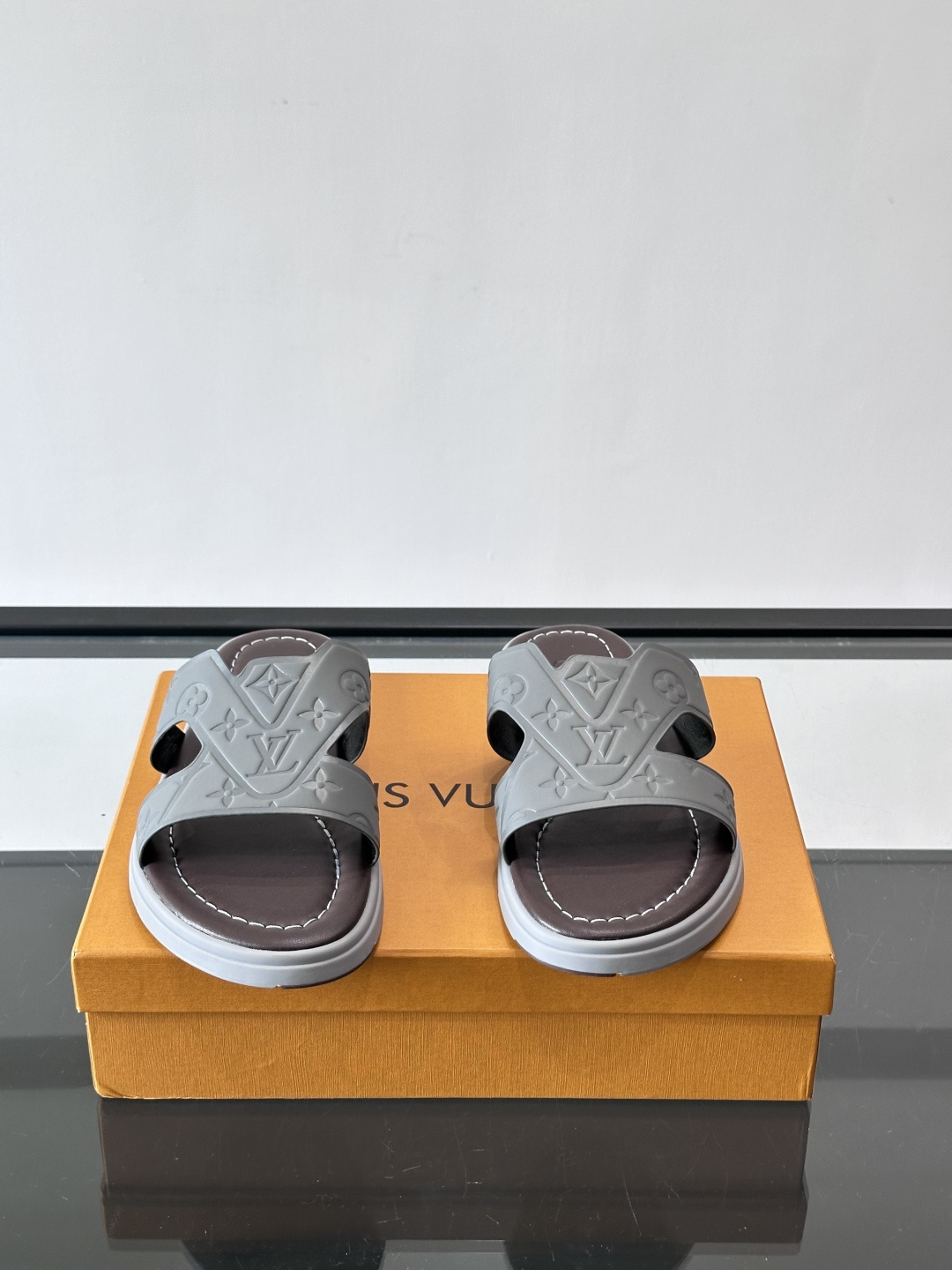 LV Isola拖鞋采用牛皮材料，鞋面和鞋底都印有经典Monogram图案，品牌辨识度超高！简约设计+舒