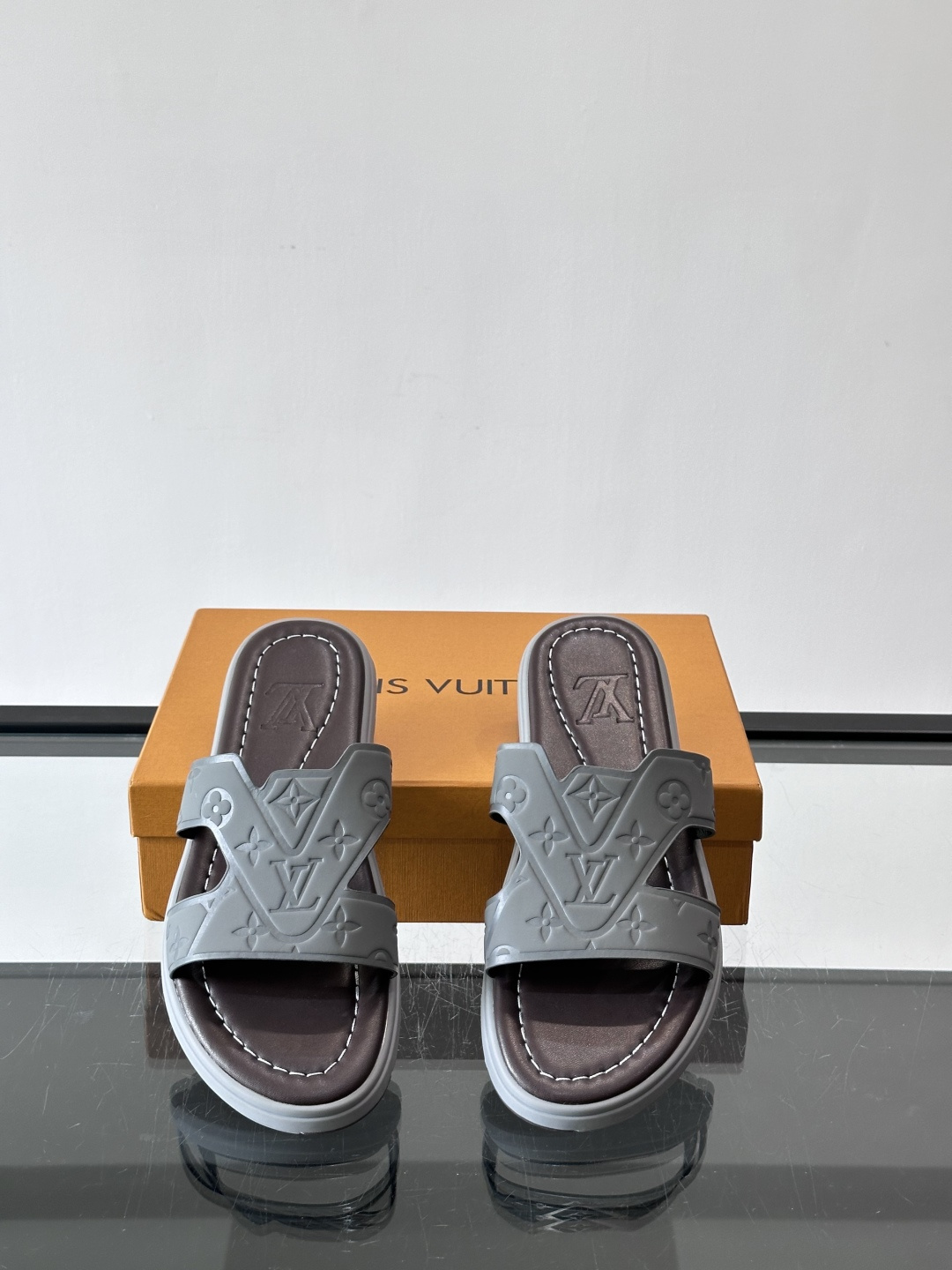 LV Isola拖鞋采用牛皮材料，鞋面和鞋底都印有经典Monogram图案，品牌辨识度超高！简约设计+舒