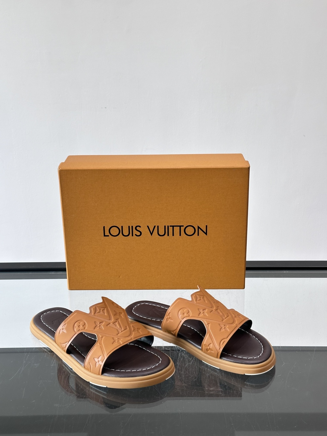 LV Isola拖鞋采用牛皮材料，鞋面和鞋底都印有经典Monogram图案，品牌辨识度超高！简约设计+舒