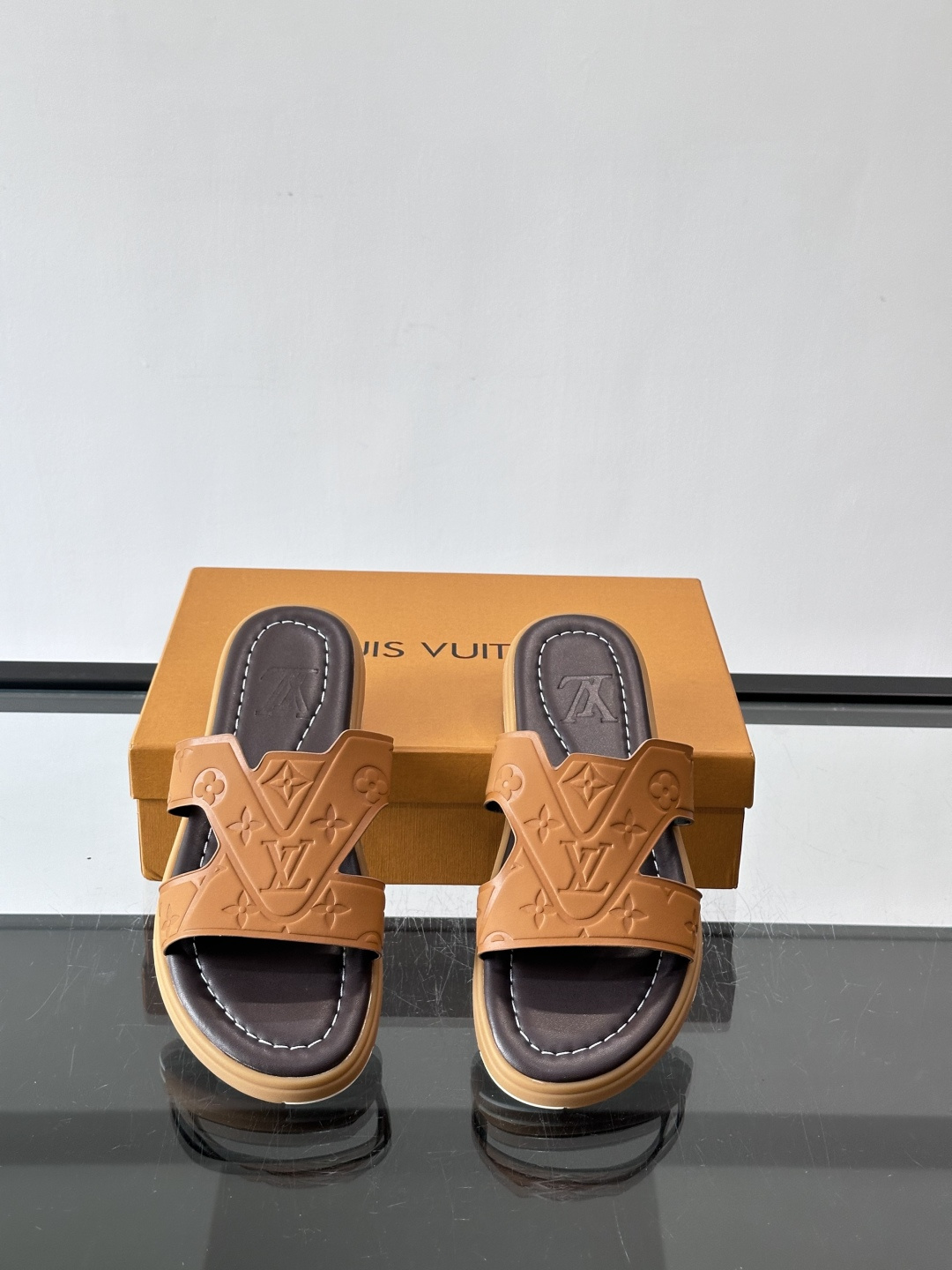 LV Isola拖鞋采用牛皮材料，鞋面和鞋底都印有经典Monogram图案，品牌辨识度超高！简约设计+舒