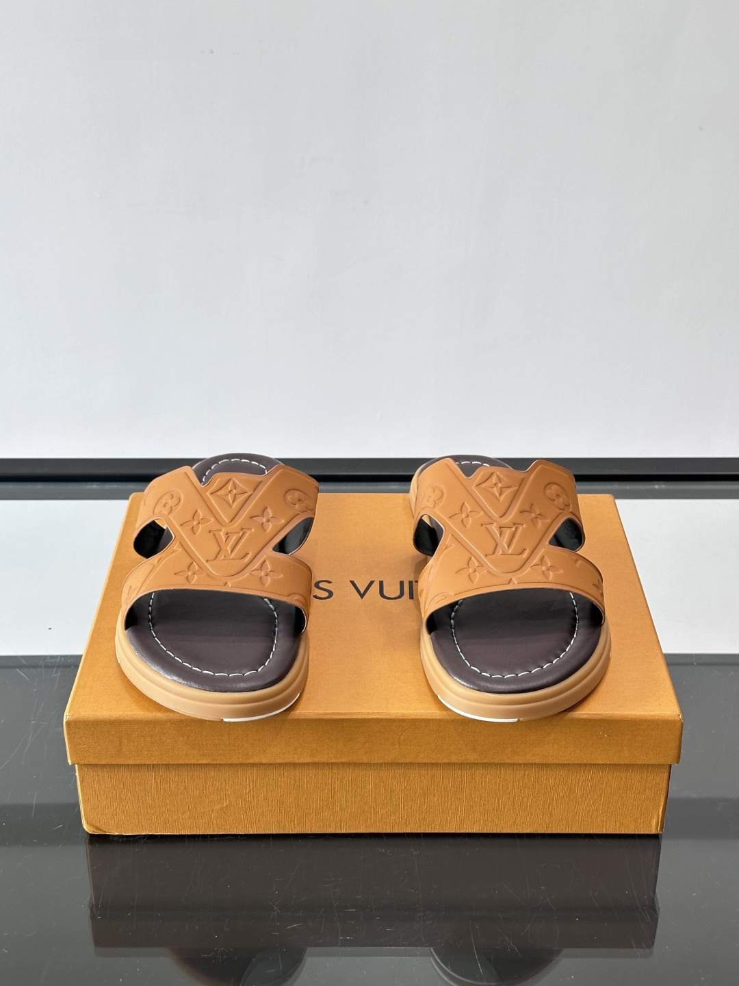 LV Isola拖鞋采用牛皮材料，鞋面和鞋底都印有经典Monogram图案，品牌辨识度超高！简约设计+舒